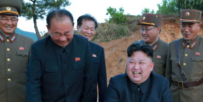 De får klemmer og brede glis fra Kim Jong-un. Dette er diktatorens rakettstjerner
